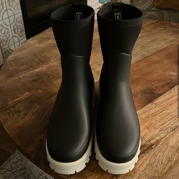 NWOT Black & White Hunter City Explorer Short Boots
Size 10 - Picture 3 of 6